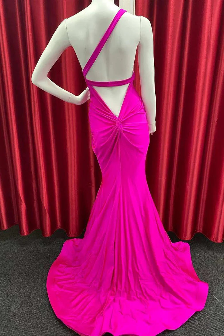 Vestido de fiesta de corte trompeta con un solo hombro y espalda torcida
